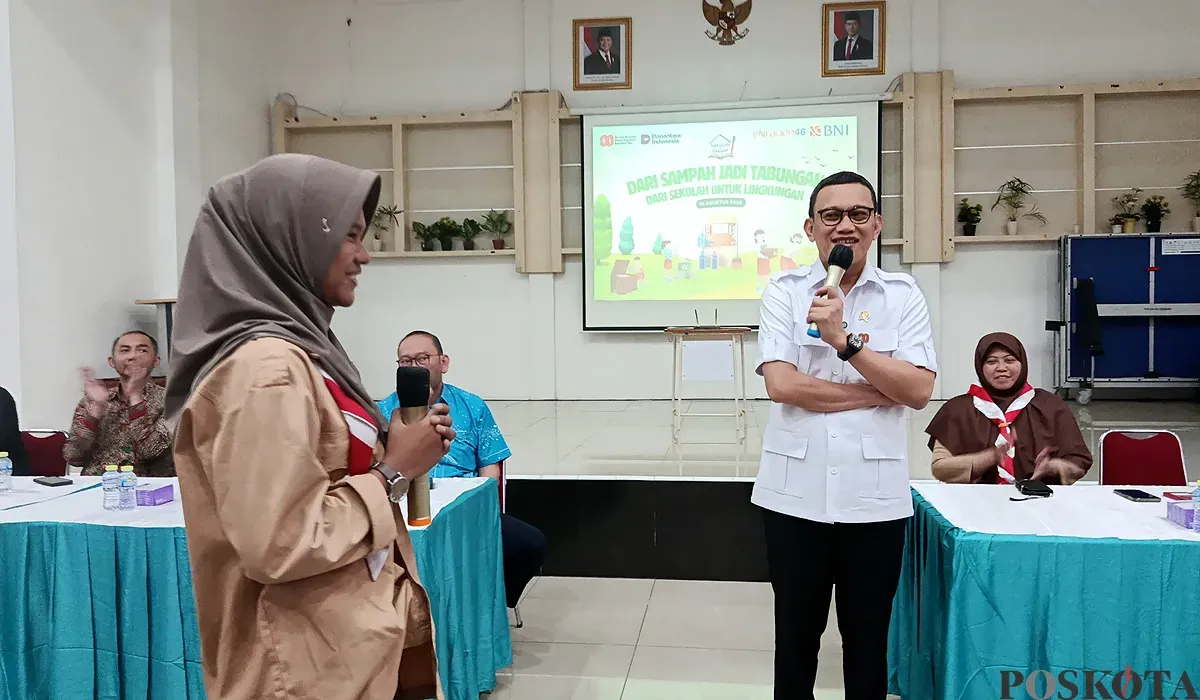Pelajar SMA 13 Bekasi tanya jawab dengan Menteri P2MI, Abdul Kadir Karding, di Sentra Terpadu Pangudi Luhur, Kota Bekasi, Kamis, 14 Agustus 2025. (Sumber: POSKOTA | Foto: Nurpini Aulia Rapika)