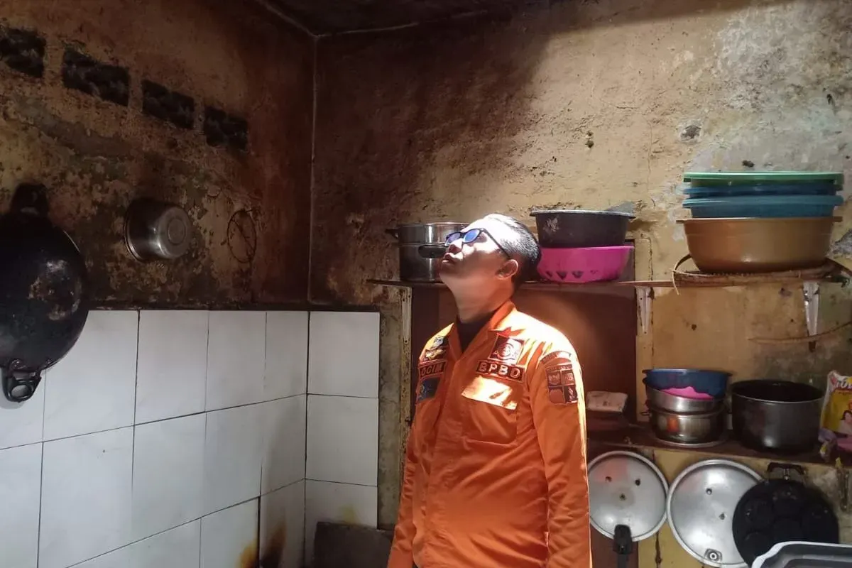 Petugas BPBD Kota Bogor sedang memantau lokasi ledakan tabung gas di rumah warga, Kelurahan Kedung Waringin, Kecamatan Tanah Sareal, Kota Bogor, Kamis, 14 Agustus 2025. (Sumber: Dok. BPBD Kota Bogor)