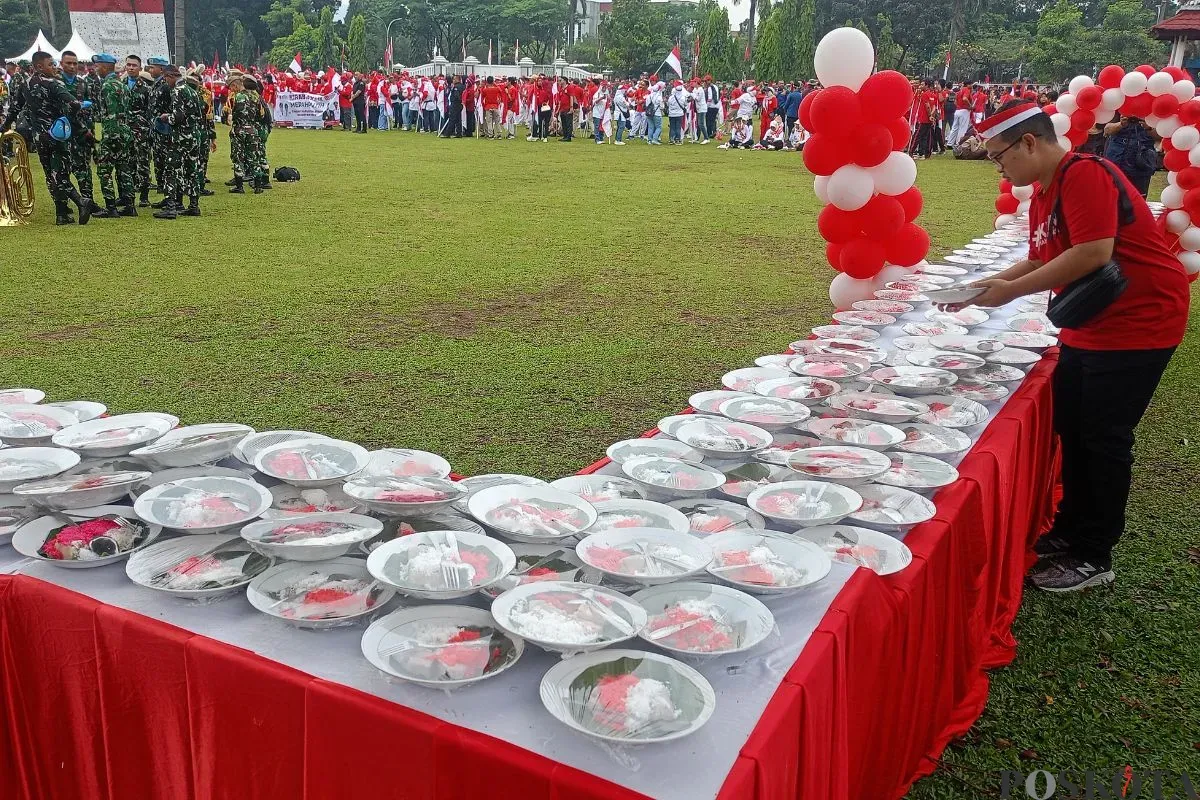 Pemkab Bogor menyajikan 2.000 talas kukus saat kirab bendera merah putih di Lapangan Tegar Beriman, Cibinong, Kamis, 14 Agustus 2025. (Sumber: Poskota/Giffar Rivana)