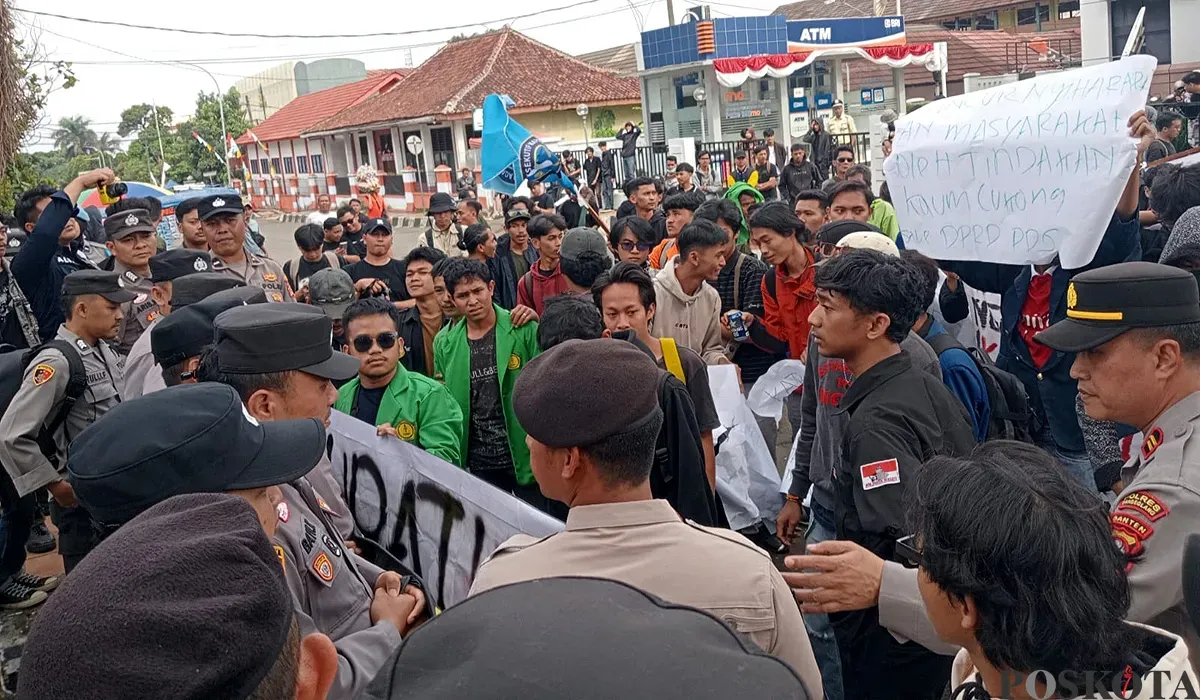 Massa yang jumlahnya seratusan melakukan aksi unjuk rasa di depan Pendopo Bupati Pandeglang, menolak kerja sama penampungan sampah dari Kota Tangsel. (Sumber: POSKOTA | Foto: Samsul Fatoni)