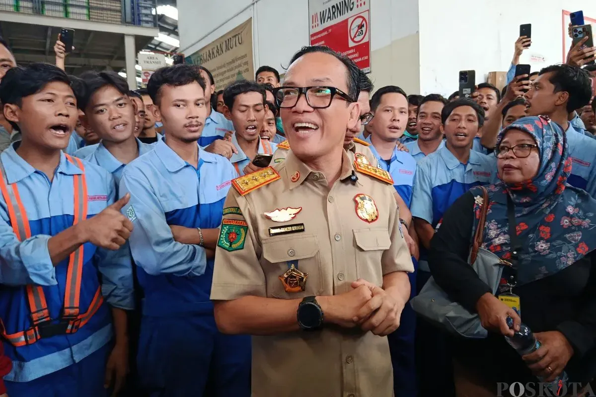 Wamenaker, Immanuel Ebenezer sidak PT Global Dimensi Metalindo terkait adanya pekerja dengan status magang selama bertahun-tahun, Kamis, 14 Agustus 2025. (Sumber: Poskota/Nurpini Aulia Rapika)