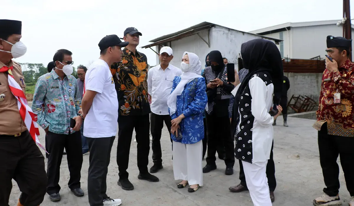 Bupati Serang, Ratu Zakiyah (tengah), saat meninjau PT GRS usai mendengar kabar warga meninggal akibat limbah. (Sumber: Dok Kominfo Pemkab Serang)