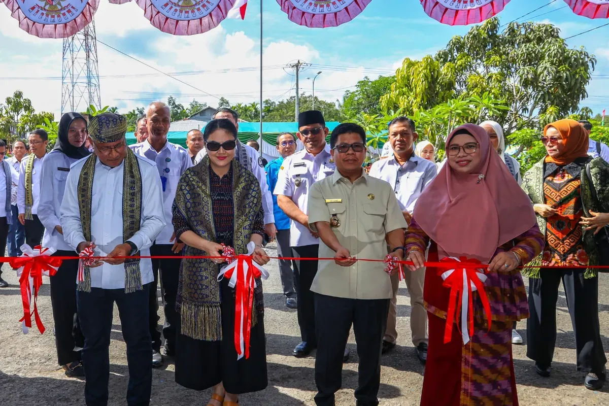 Kepala BNN RI Marthinus Hukom meresmikan kantor BNN Kota Sambas, Kalimantan Barat. (Sumber: Dok. BNN RI)