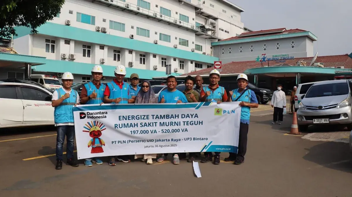 Foto bersama tim PLN dan perwakilan RS Murni Teguh dengan spanduk bertuliskan semangat kolaborasi, menandai suksesnya penyambungan daya untuk mendukung layanan kesehatan yang lebih baik. (Sumber: Dok. PLN UID Jakarta Raya)