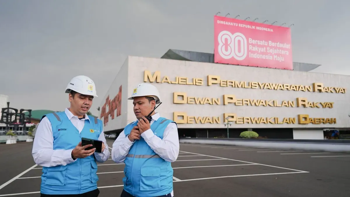 Petugas PLN memastikan kesiapan pengamanan pasokan listrik untuk rangkaian acara kenegaraan berjalan tanpa gangguan (Sumber: Dok. PLN UID Jakarta Raya)