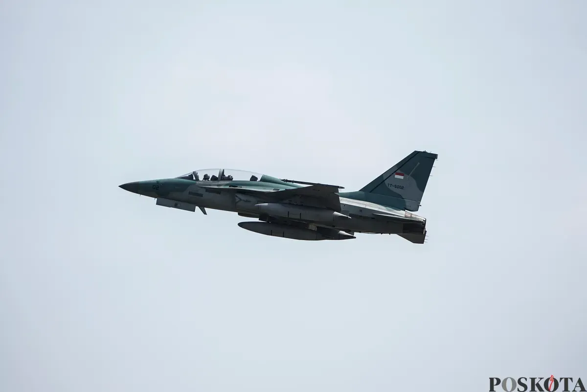 Pesawat F-16 melakukan manuver pada gladi bersih jelang HUT ke-80 RI di Lanud Halim Perdanakusuma, Jakarta Timur, Jum'at, 15 Agustus 2025. (Sumber: Poskota/Bilal Nugraha Ginanjar)