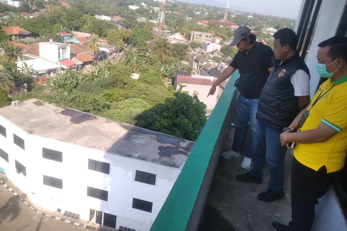 TKP korban terjatuh dari lantai 7 rumah sakit di Kelurahan Duren Seribu, Kecamatan Bojongsari, Kota Depok, Jumat, 15 Agustus 2025. (Sumber: Dok. Polres Depok)