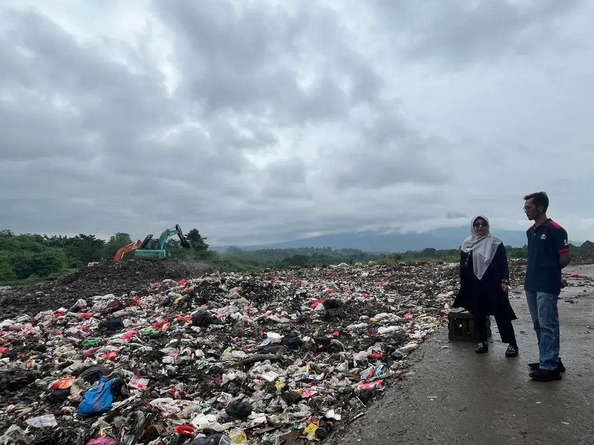 Bupati Pandeglang, Dewi Setiani saat meninjau lokasi TPA Bangkonol di Desa Bangkonol, Kecamatan Koroncong. (Sumber: Setda Pandeglang)