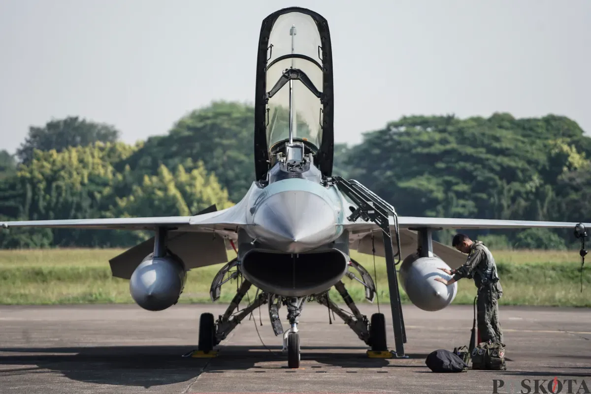 Penerbang TNI AU bersiap untuk terbang pada gladi bersih jelang HUT ke-80 RI di Lanud Halim Perdanakusuma, di Jakarta Timur, Jum'at, 15 Agustus 2025. (Sumber: Poskota/Bilal Nugraha Ginanjar)
