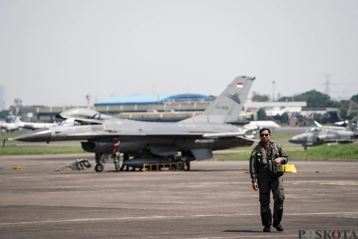 Penerbang TNI AU bersiap untuk terbang pada gladi bersih jelang HUT ke-80 RI di Lanud Halim Perdanakusuma, di Jakarta Timur, Jum'at, 15 Agustus 2025. (Sumber: Poskota/Bilal Nugraha Ginanjar)