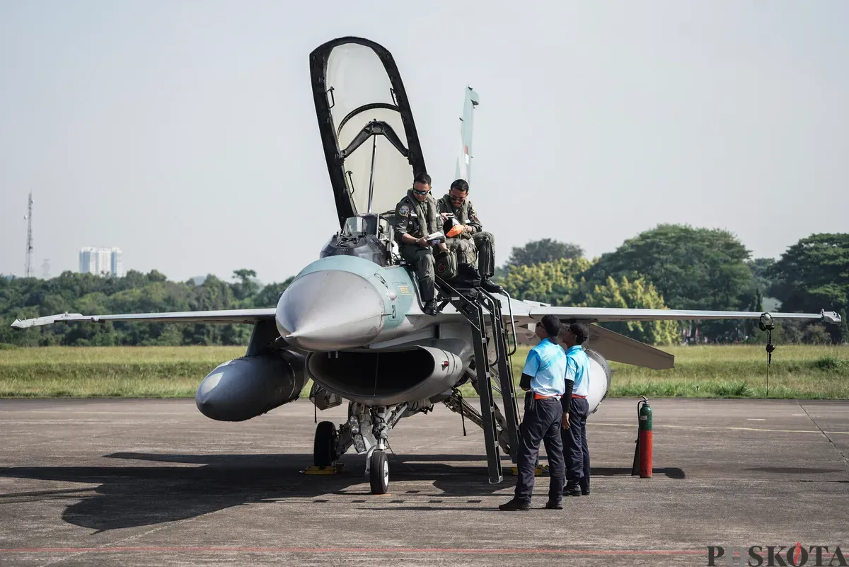 Penerbang TNI AU bersiap untuk terbang pada gladi bersih jelang HUT ke-80 RI di Lanud Halim Perdanakusuma, di Jakarta Timur, Jum'at, 15 Agustus 2025. (Sumber: Poskota/Bilal Nugraha Ginanjar)