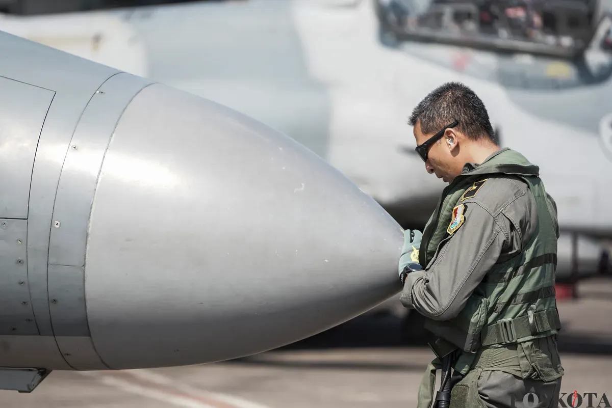 Penerbang TNI AU bersiap untuk terbang pada gladi bersih jelang HUT ke-80 RI di Lanud Halim Perdanakusuma, di Jakarta Timur, Jum'at, 15 Agustus 2025. (Sumber: Poskota/Bilal Nugraha Ginanjar)