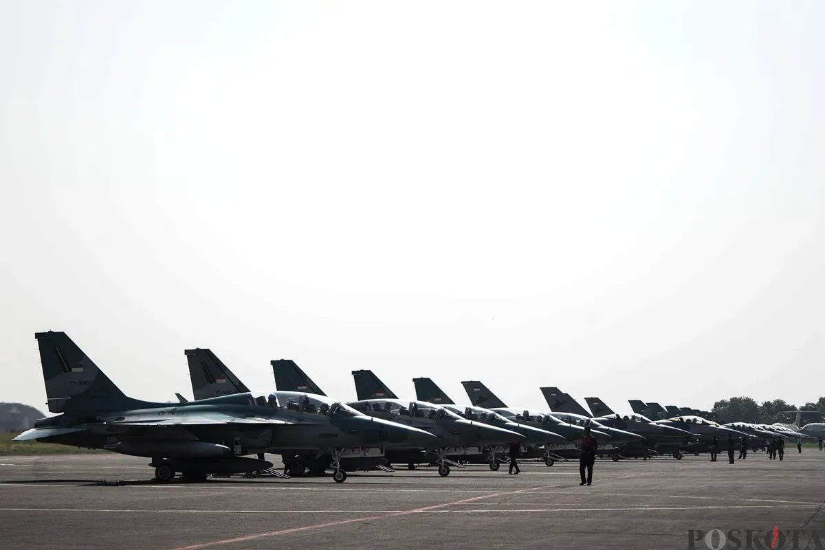 Sejumlah pesawat F-16 bersiap lepas landas pada gladi bersih jelang HUT ke-80 RI di Lanud Halim Perdanakusuma, Jakarta Timur, Jum'at, 15 Agustus 2025. (Sumber: Poskota/Bilal Nugraha Ginanjar)