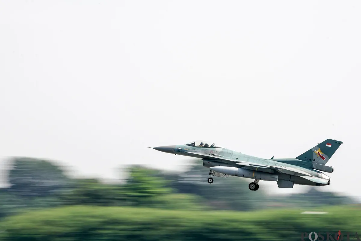 Pesawat F-16 melakukan manuver pada gladi bersih jelang HUT ke-80 RI di Lanud Halim Perdanakusuma, Jakarta Timur, Jum'at, 15 Agustus 2025. (Sumber: Poskota/Bilal Nugraha Ginanjar)