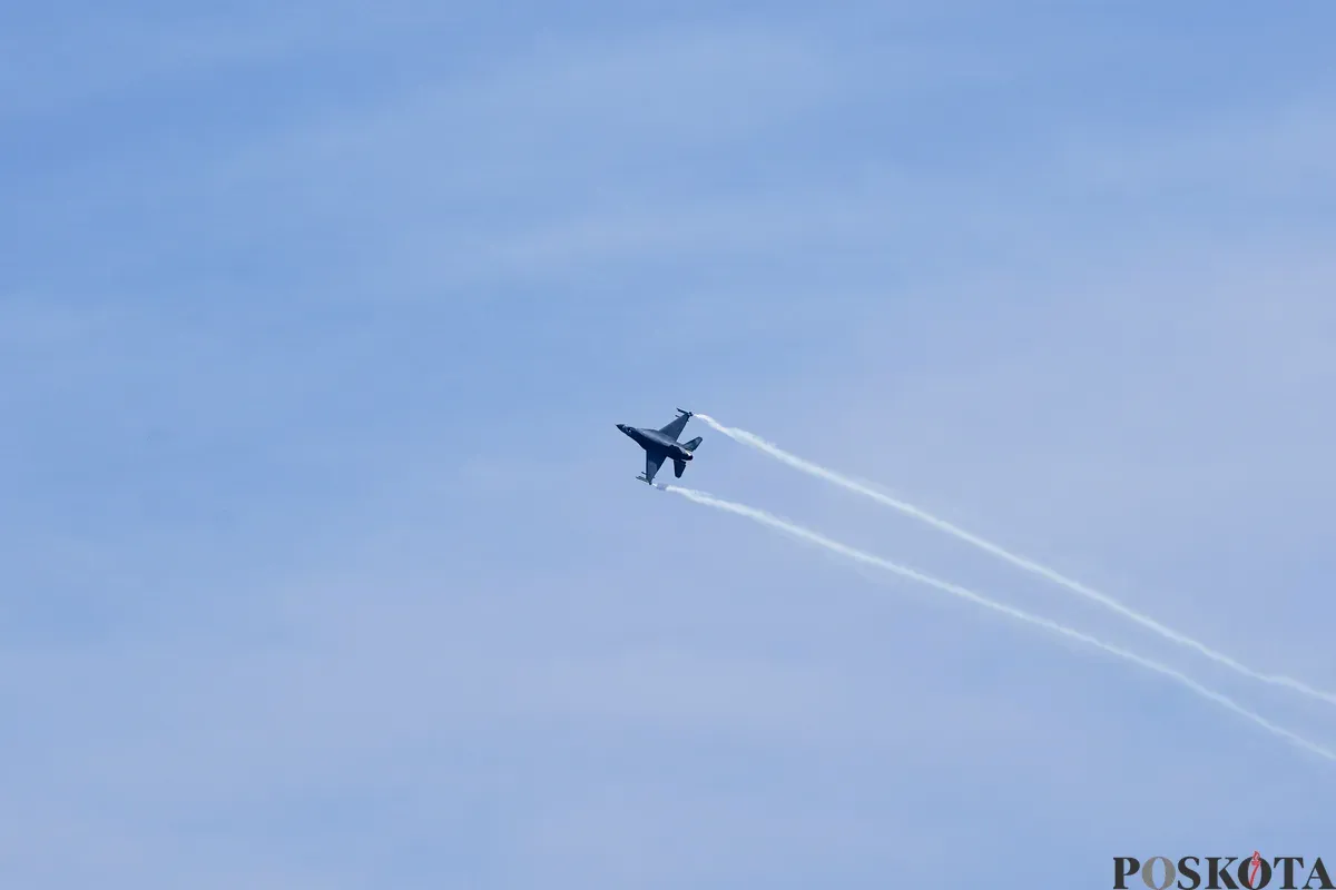 Pesawat F-16 melakukan manuver pada gladi bersih jelang HUT ke-80 RI di Lanud Halim Perdanakusuma, Jakarta Timur, Jum'at, 15 Agustus 2025. (Sumber: Poskota/Bilal Nugraha Ginanjar)