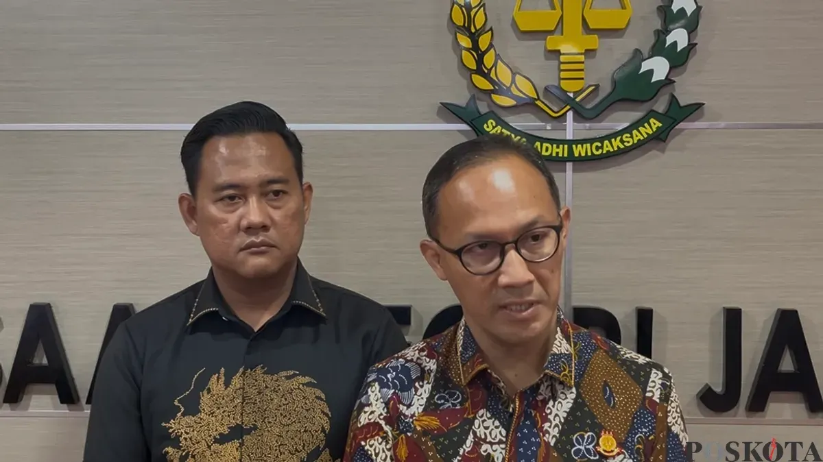 Kepala Kejaksaan Negeri Jakarta Barat, Hendri Antoro saat doorstop terkait sidang gugatan pembatalan WNI dengan WNA Arab Saudi, Jumat, 15 Agustus 2025. (Sumber: Poskota/Pandi Ramedhan)
