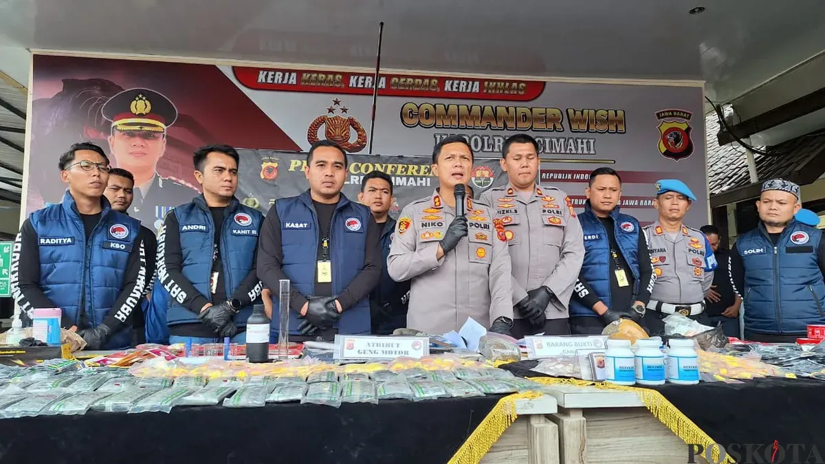 Kapolres Cimahi AKBP Niko Nurullah Adi Putra (tengah), didampingi anggota Satres Narkoba memberikan keterangan pengungkapan kasus peredaran obat keras. (Sumber: POSKOTA | Foto: Gatot Poedji Utomo)