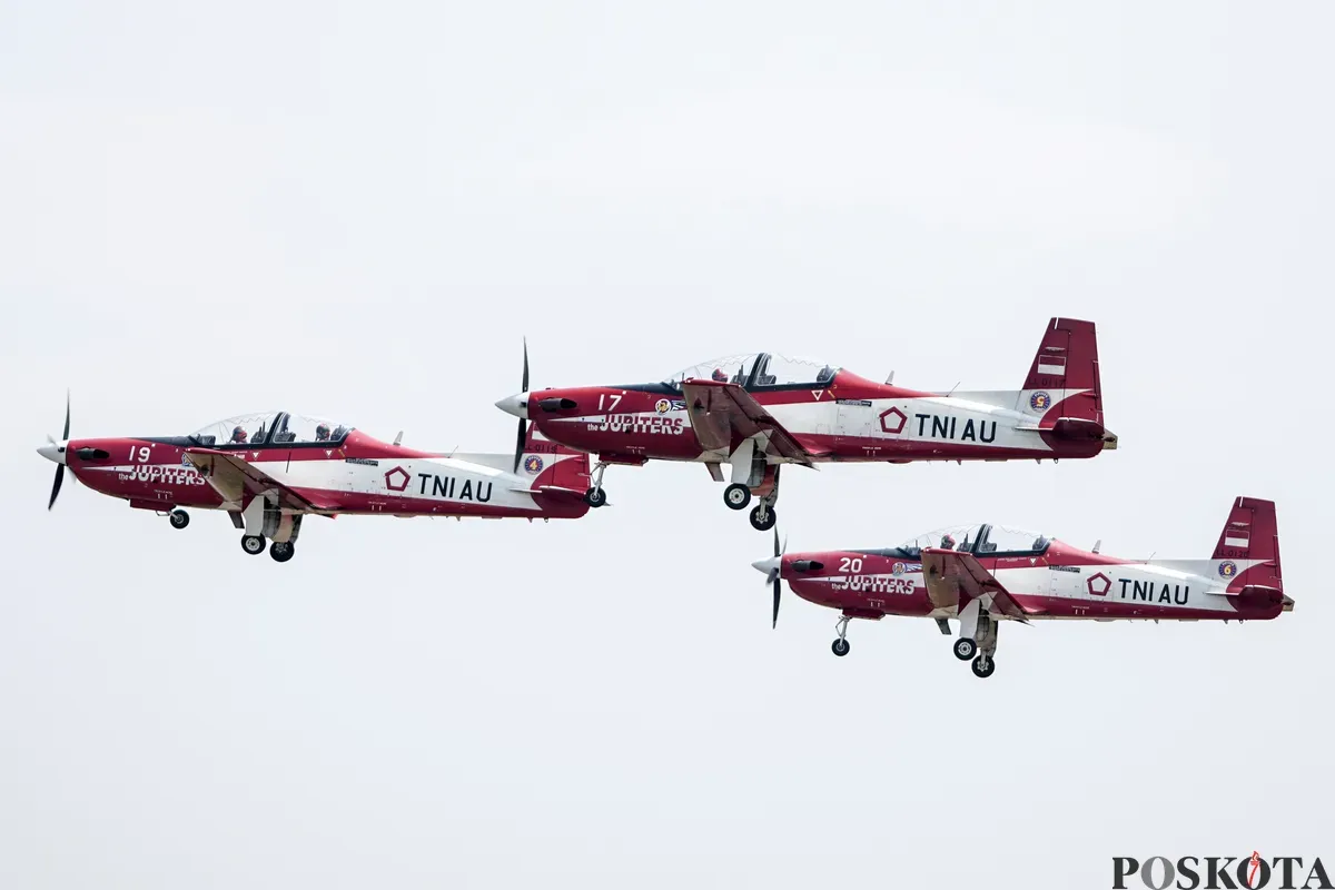 Pesawat KT-1B Woong Bee yang tergabung dalam Jupiter Aerobatic Team (JAT) TNI AU melakukan manuver pada gladi bersih jelang HUT ke-80 RI di Lanud Halim Perdanakusuma, di Jakarta Timur, Jum'at, 15 Agustus 2025. (Sumber: Poskota/Bilal Nugraha Ginanjar)