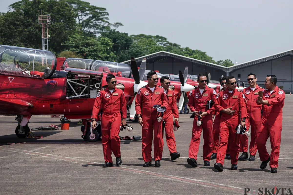 Penerbang TNI AU yang tergabung Jupiter Aerobatic Team (JAT) bersiap untuk terbang  pada gladi bersih jelang HUT ke-80 RI di Lanud Halim Perdanakusuma, di Jakarta Timur, Jum'at, 15 Agustus 2025. (Sumber: Poskota/Bilal Nugraha Ginanjar)