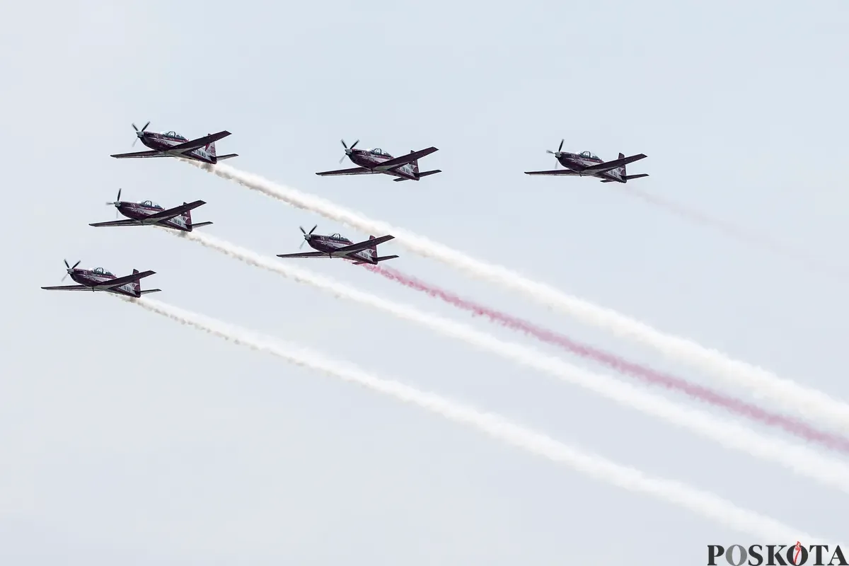 Pesawat KT-1B Woong Bee yang tergabung dalam Jupiter Aerobatic Team (JAT) TNI AU melakukan manuver pada gladi bersih jelang HUT ke-80 RI di Lanud Halim Perdanakusuma, di Jakarta Timur, Jum'at, 15 Agustus 2025. (Sumber: Poskota/Bilal Nugraha Ginanjar)