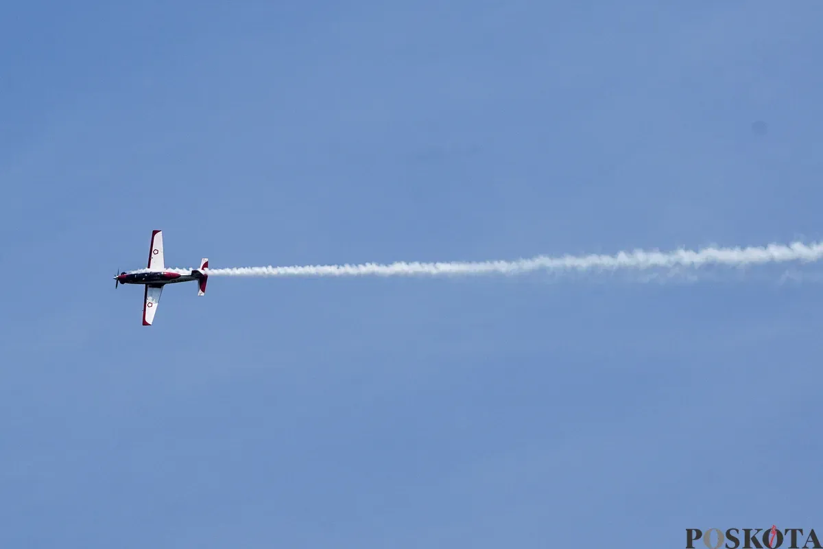Pesawat KT-1B Woong Bee yang tergabung dalam Jupiter Aerobatic Team (JAT) TNI AU melakukan manuver pada gladi bersih jelang HUT ke-80 RI di Lanud Halim Perdanakusuma, di Jakarta Timur, Jum'at, 15 Agustus 2025. (Sumber: Poskota/Bilal Nugraha Ginanjar)