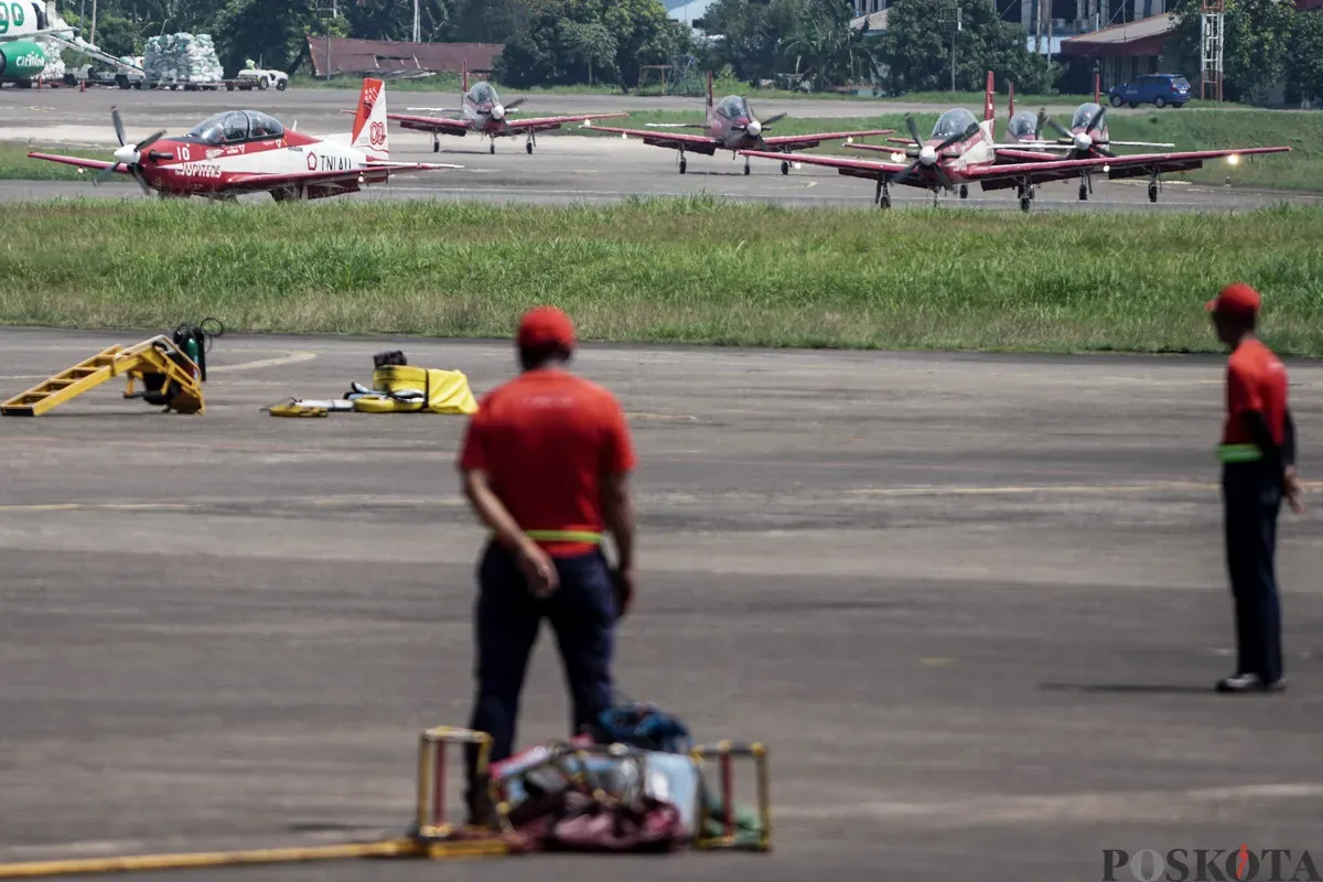 Pesawat KT-1B Woong Bee yang tergabung dalam Jupiter Aerobatic Team (JAT) TNI AU bersiap untuk terbang pada gladi bersih jelang HUT ke-80 RI di Lanud Halim Perdanakusuma, di Jakarta Timur, Jum'at, 15 Agustus 2025. (Sumber: Poskota/Bilal Nugraha Ginanjar)