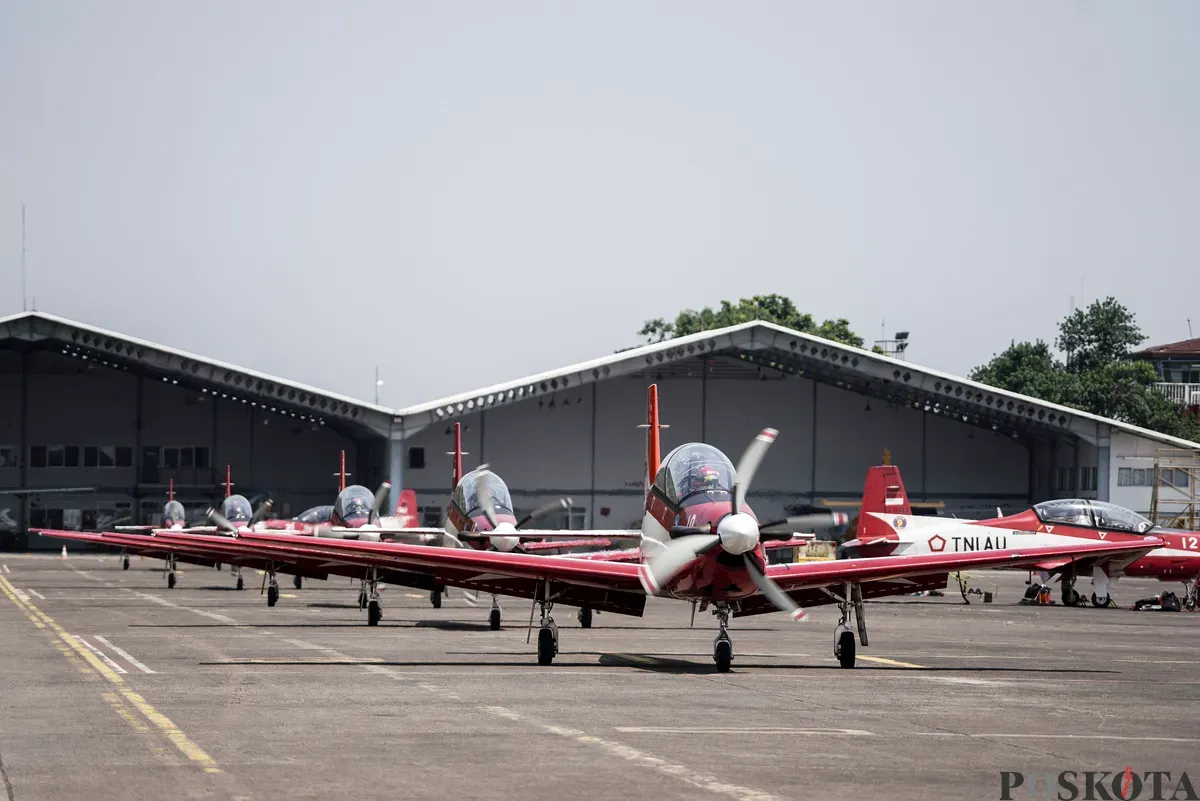 Pesawat KT-1B Woong Bee yang tergabung dalam Jupiter Aerobatic Team (JAT) TNI AU bersiap untuk terbang pada gladi bersih jelang HUT ke-80 RI di Lanud Halim Perdanakusuma, di Jakarta Timur, Jum'at, 15 Agustus 2025. (Sumber: Poskota/Bilal Nugraha Ginanjar)