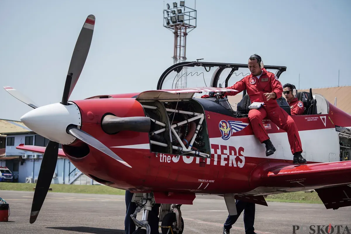 Penerbang TNI AU yang tergabung Jupiter Aerobatic Team (JAT) bersiap untuk terbang  pada gladi bersih jelang HUT ke-80 RI di Lanud Halim Perdanakusuma, di Jakarta Timur, Jum'at, 15 Agustus 2025. (Sumber: Poskota/Bilal Nugraha Ginanjar)