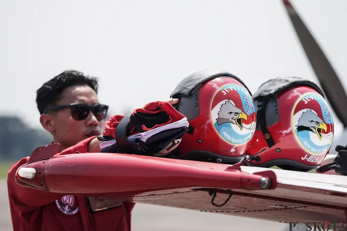 Penerbang TNI AU yang tergabung Jupiter Aerobatic Team (JAT) bersiap untuk terbang  pada gladi bersih jelang HUT ke-80 RI di Lanud Halim Perdanakusuma, di Jakarta Timur, Jum'at, 15 Agustus 2025. (Sumber: Poskota/Bilal Nugraha Ginanjar)