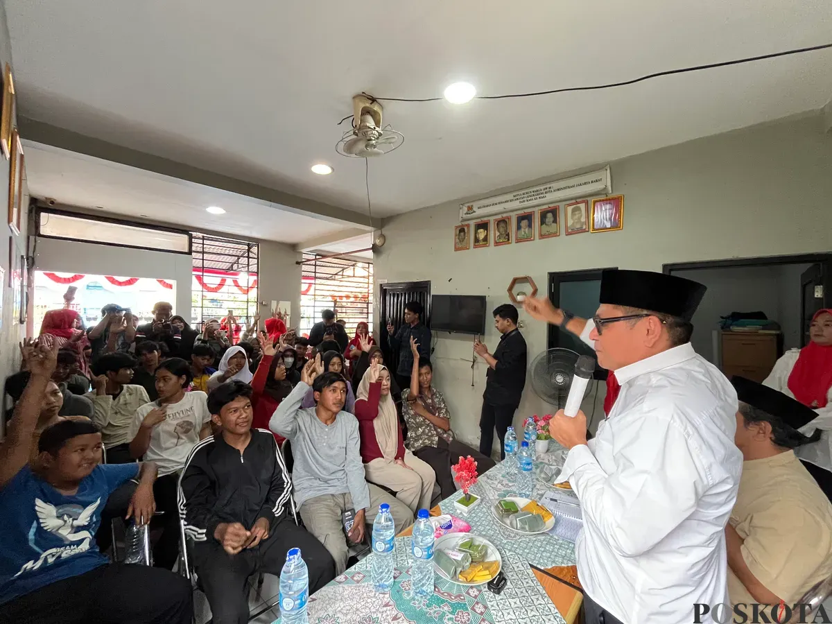 Anggota Komisi C DPRD Jakarta, Lukmanul Hakim saat vokasi anak-anak yang putus sekolah agar bisa kembali sekolah di RW 06 Kelurahan Duri Kosambi, Cengkareng, Jakbar, Kamis, 14 Agustus 2025. (Sumber: Poskota/Pandi Ramedhan)