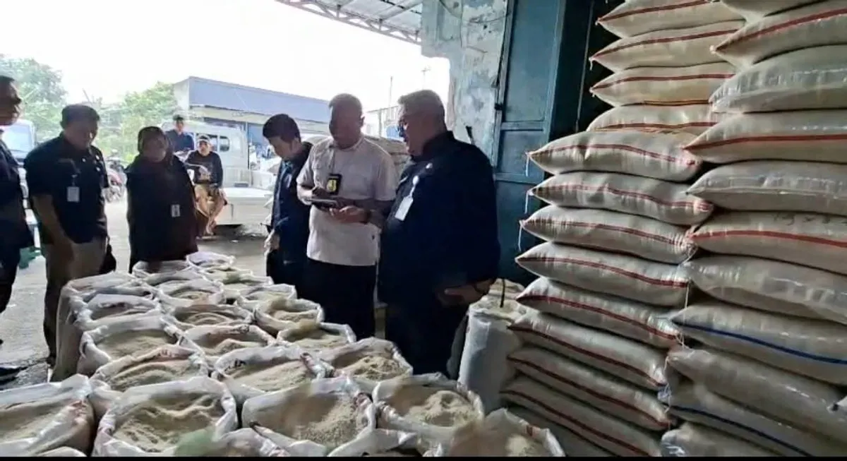 Tim Satgas Pangan bersama Dinas Perdagangan dan Perindustrian Kota Depok melakukan sidak ke gudang beras di wilayah setempat. (Sumber: Istimewa)