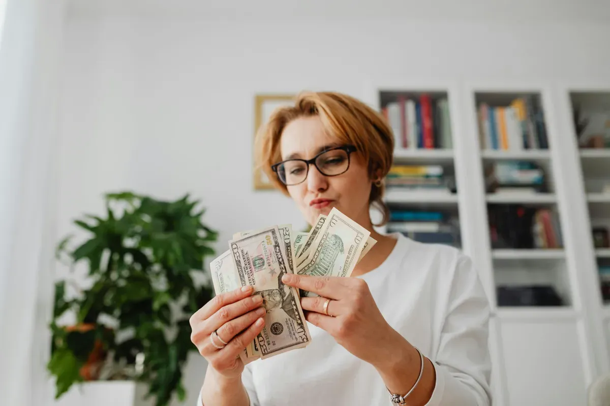 Ilustrasi - Investasi dengan gaji UMR. (Sumber: Pexels/Kaboompics.com)
