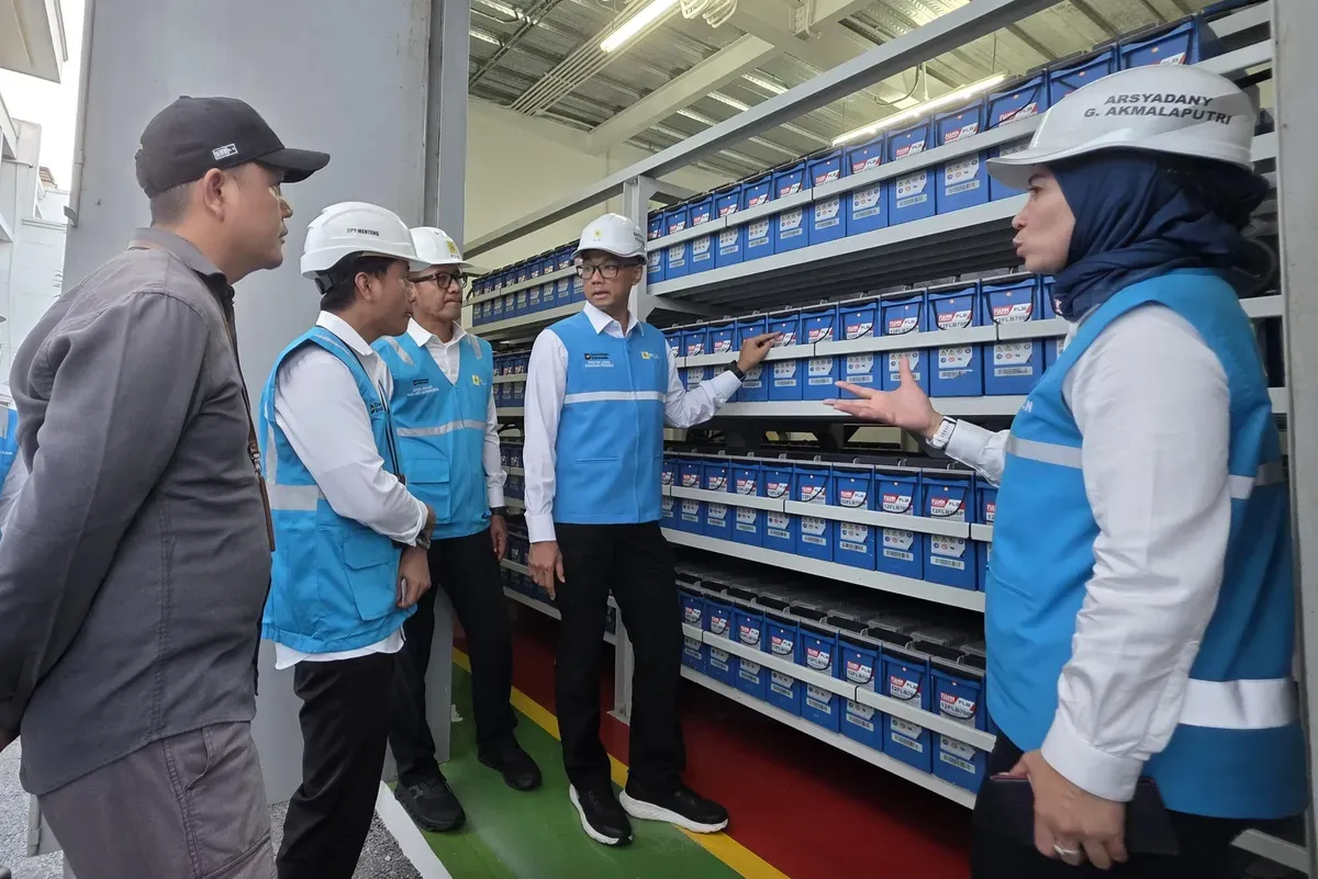 Dirut PLN Darmawan Prasodjo bersama jajaran dan perwakilan Sekretariat Presiden mengecek kondisi UPS di Istana Kepresidenan Jakarta pada Sabtu (16/8) untuk memastikan keandalan listrik HUT ke-80 RI. (Sumber: Dok. PLN)
