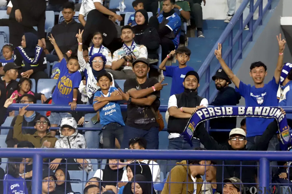 Bobotoh Persib Bandung di Stadion Gelora Bandung Lautan Api, Gedenage, Kota Bandung. (Sumber: POSKOTA | Foto: Gatot Poedji Utomo)