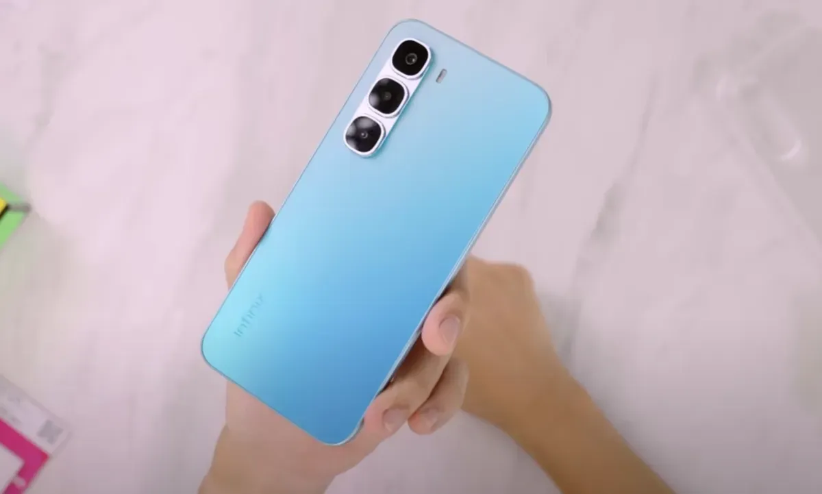 Desain tipis Infinix Hot 60 Pro yang hanya 6,6mm, membuatnya terlihat seperti smartphone flagship dengan harga terjangkau. (Sumber: Youtube/@Gadgetin)