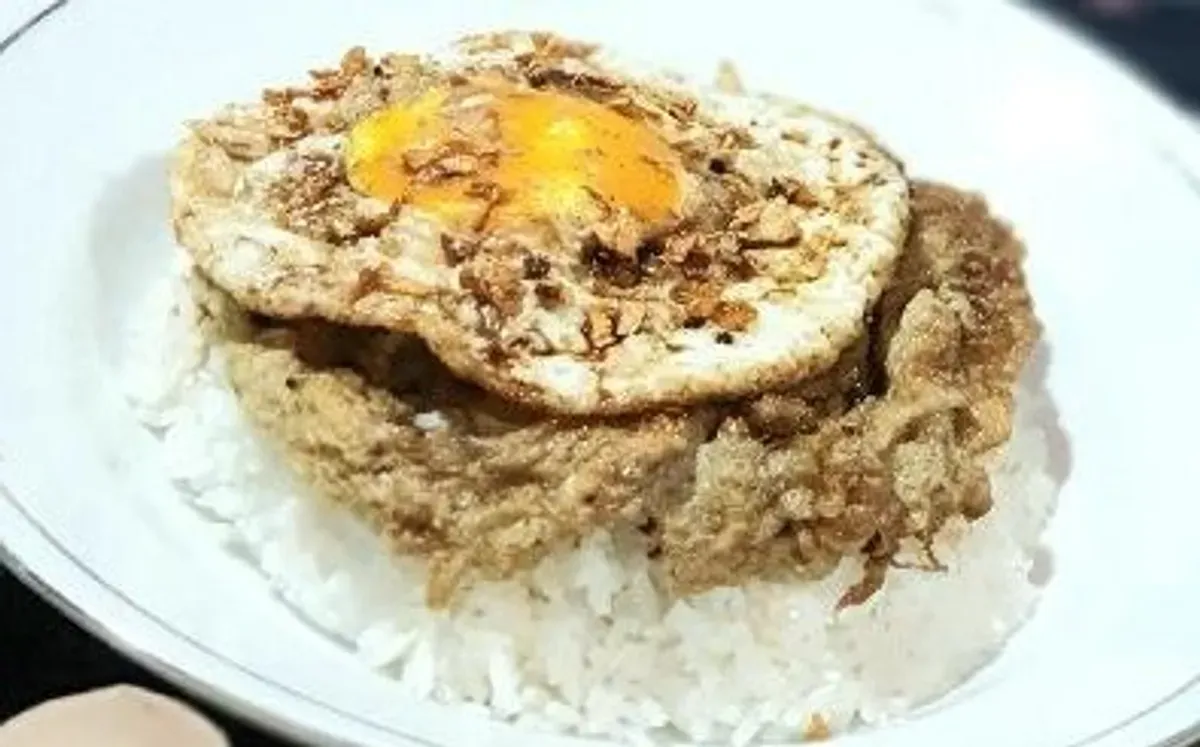 Sepiring Nasi si Pimen dengan telur dadar crispy dan telur ceplok setengah matang, tanpa garam dan MSG, tetap menggugah selera. (Sumber: Pinterest)