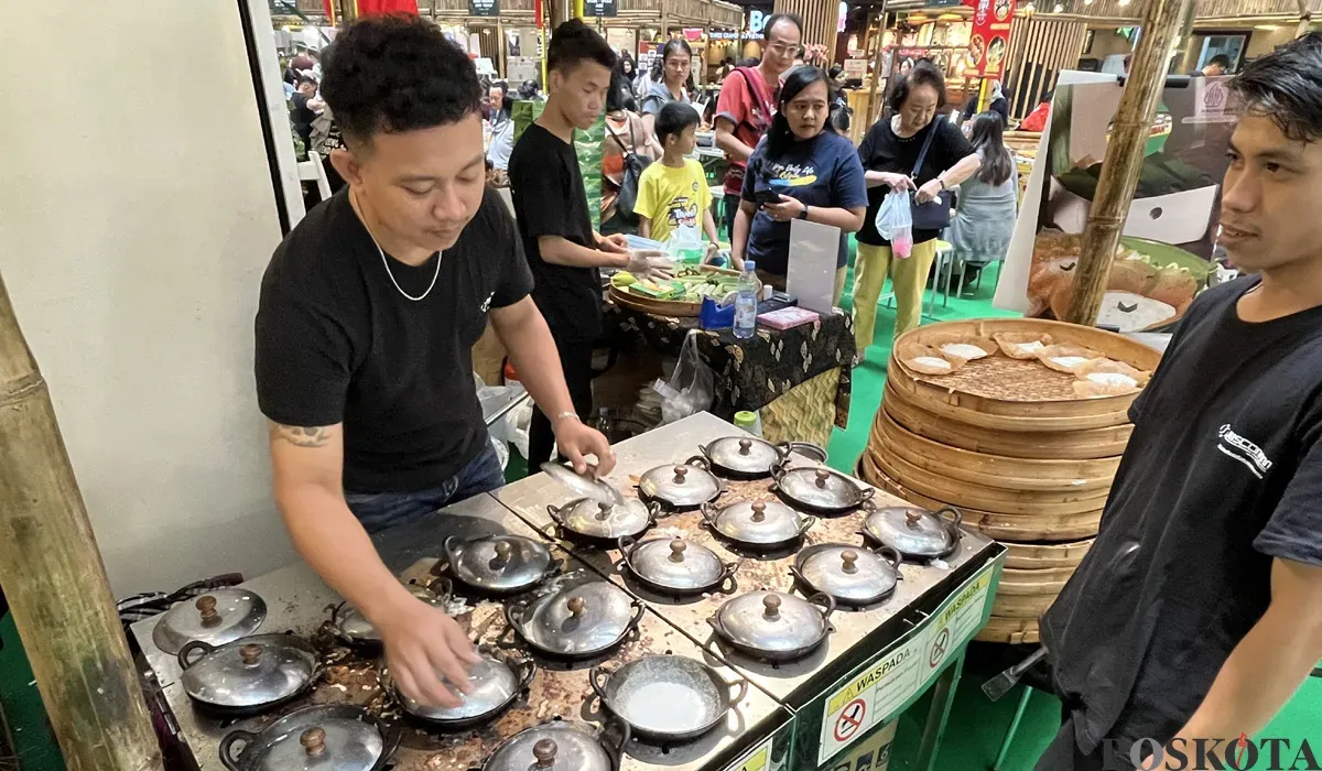 Stand makanan Festival Kampoeng Legenda melayani konsumen di Mal Ciputra Jakarta, Sabtu, 16 Agustus 2025. (Sumber: POSKOTA | Foto: Pandi Ramedhan)