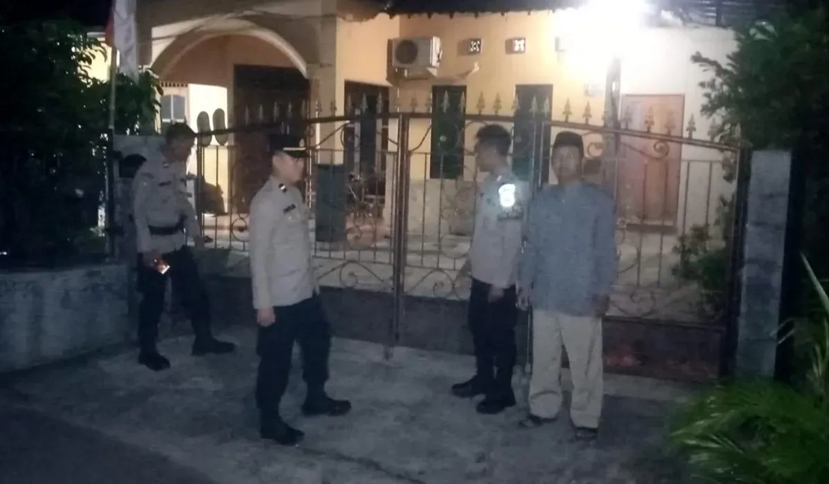 Petugas piket dan Reskrim Polsek Cimanggis melakukan olah TKP kasus penjambretan yang dialami seorang IRT di Tugu, Cimanggis, Kota Depok. (Sumber: Dok Polsek Cimanggis)