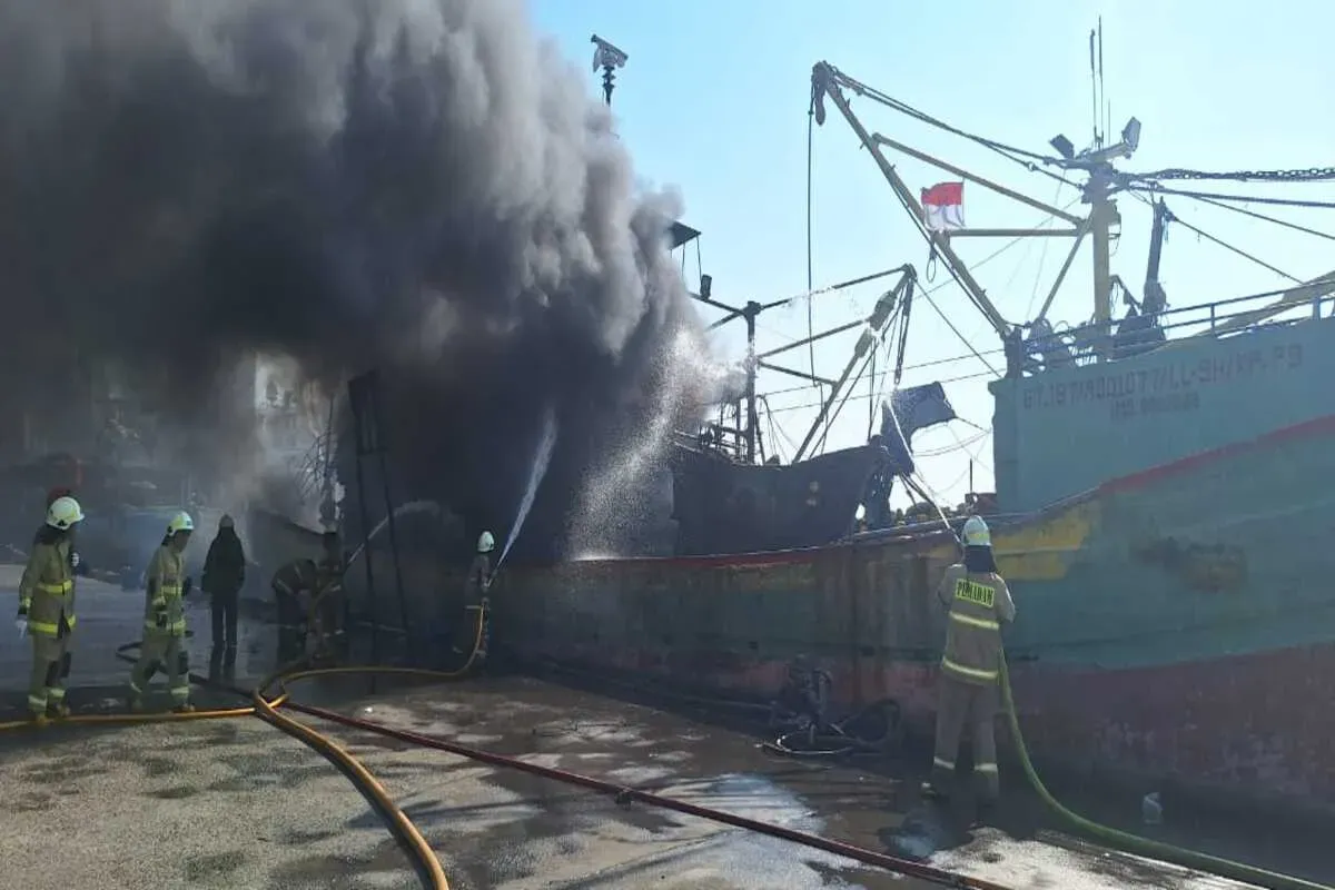 Kebakaran lima kapal nelayan di Pelabuhan Muara Baru, Penjaringan, Jakarta Utara, Sabtu, 16 Agustus 2025. (Sumber: Damkar)