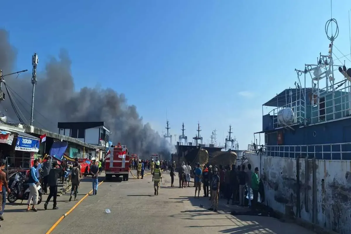 Kebakaran kapal nelayan di Pelabuhan Muara Baru, Penjaringan, Jakarta Utara, Sabtu, 16 Agustus 2025. (Sumber: Damkar)