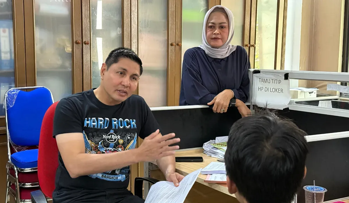 Kapolres Metro Jakarta Timur, Kombes Pol Alfian Nurrizal saat menginterogasi NAW, pelaku pencabulan terhadap anak tirinya. (Sumber: Dok Polres Metro Jaktim)