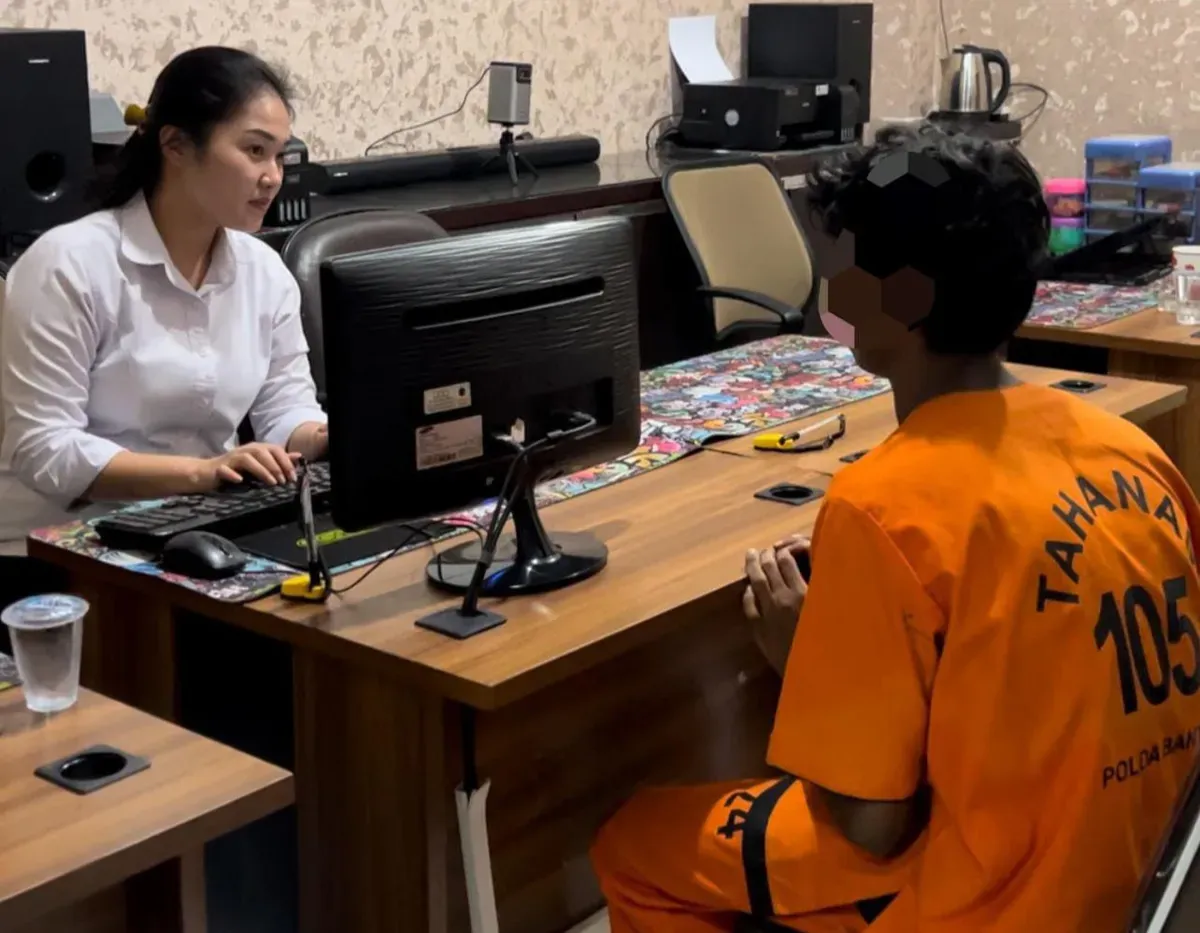 AY alias Madnun, tersangka dugaan pencabulan saat menjalani pemeriksaan di ruang Subdit Renakta Ditreskrimum Polda Banten. (Sumber: Dok Humas Polda Banten)