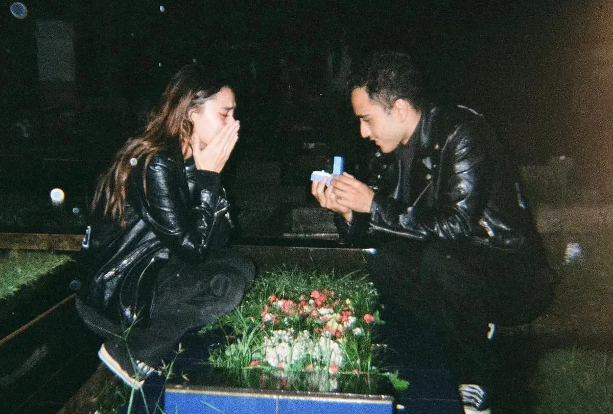 Potret Rachquel Nesia dilamar sang kekasih, Kevin Royano di makam almarhum ayahnya. (Sumber: Instagram/@rachquelnes)