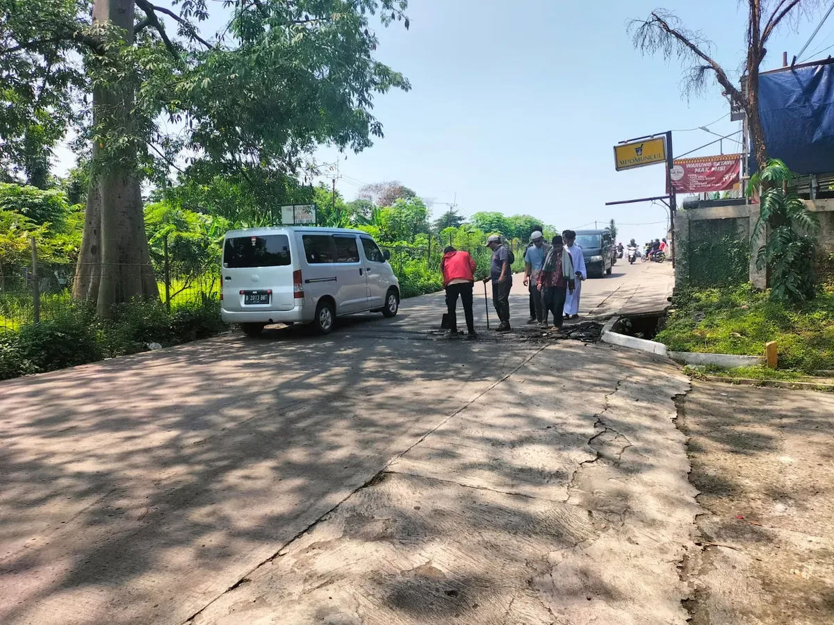 Polisi tidur meresehkan warga di Jalan Gas Alam, Sukatani, Cimanggis, Kota Depok, dibongkar karena dinilai membahayakan pengendara (Sumber: Polsek Cimanggis)