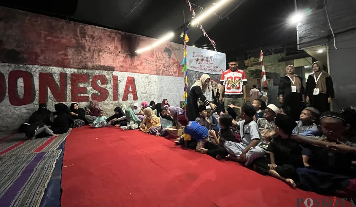 Suasana acara tasyakuran yang diselenggarakan oleh warga RT 05 RW 002 Gang Gurame, Kayu Tinggi, Cakung, Jakarta Timur, Sabtu, 14 Agustus 2025. (Sumber: POSKOTA | Foto: M Tegar Jihad)