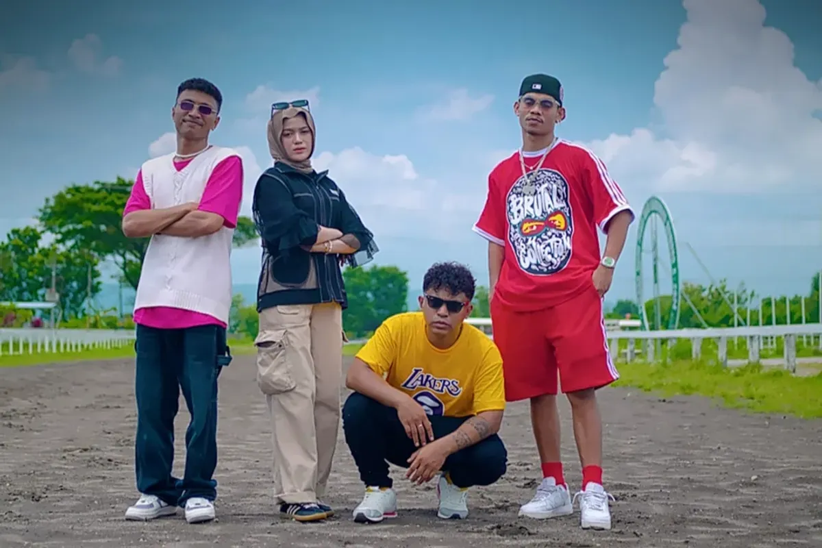 Potret grup Silet Open Up yang menyanyikan lagu Tabola Bale. (Sumber: YouTube/Silet Open Up)