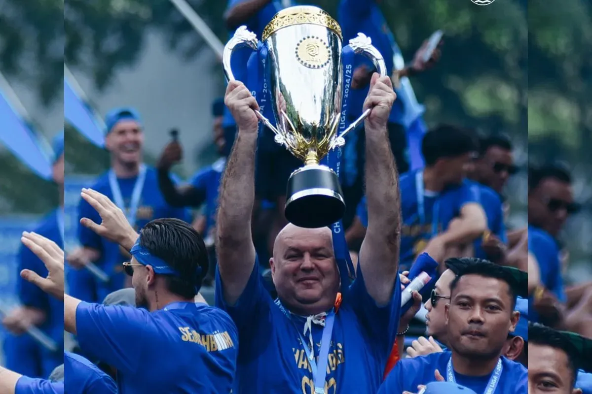 Bojan Hodak angkat piala pada perayaan juara tim Persib Bandung. (Sumber: Instagram/@persib)