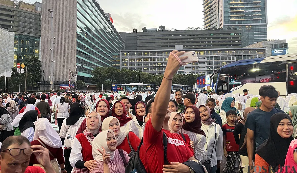 Kawasan Bunderan HI, Jakarta Pusat, ramai dipadati masyarakat yang ingin menikmati hiburan rakyat pada hari Kemerdekaan RI ke-80, Minggu, 17 Agustus 2025. (Sumber: POSKOTA | Foto: Pandi Ramedhan)