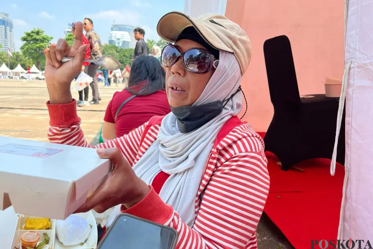 Sartika, 52 tahun, warga asal Tanggerang datang ke Monas, Jakarta Puat, untuk merasakan peringatan HUT ke-80 RI, Minggu, 17 Agustus 2025. (Sumber: Poskota/Muhammad Tegar Jihad)