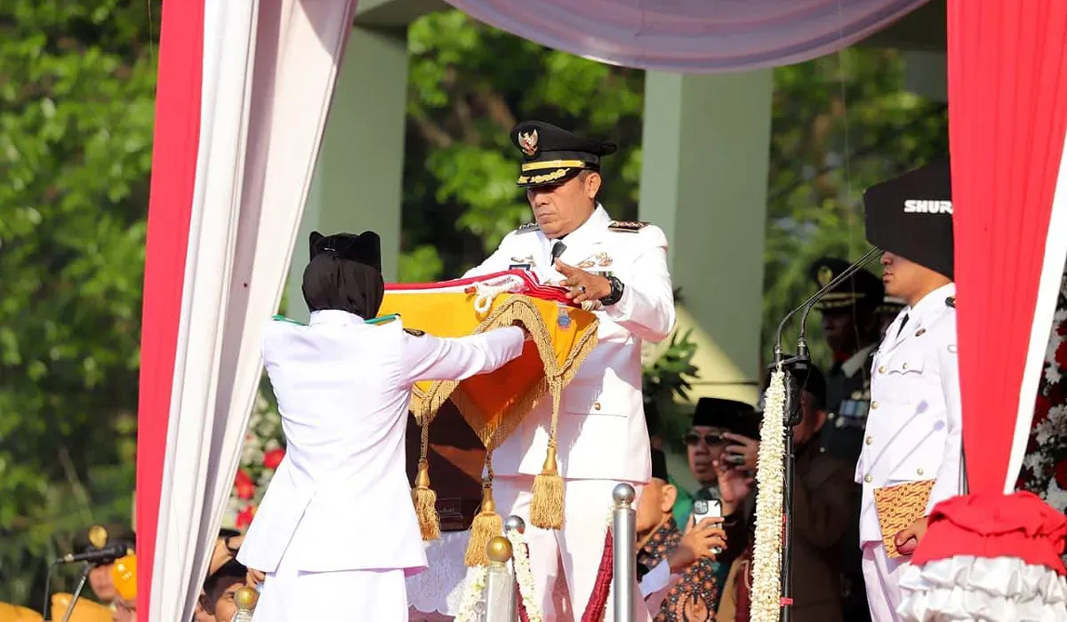 Wali Kota Cimahi Ngatiyana, memimpin upacara peringatan Hari Kemerdekaan ke-80 RI. (Sumber: Diskominfo Kota Cimahi)